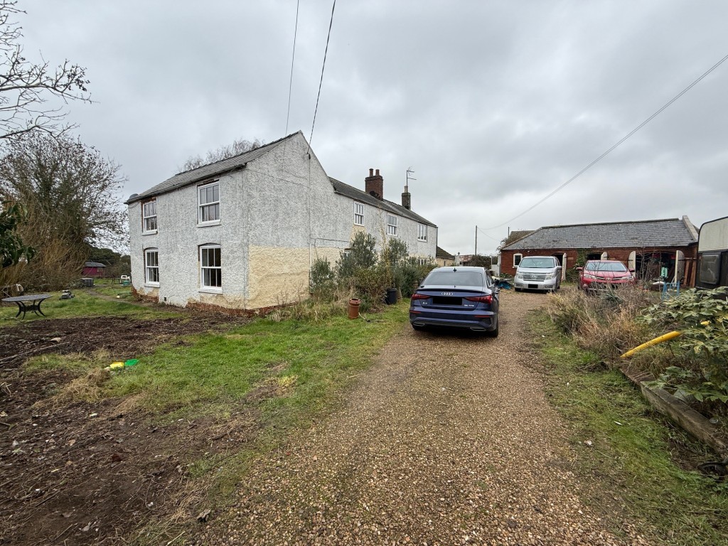 Lot: 82 - HOUSE FOR REPAIR AND IMPROVEMENT - Driveway leading to accommodation